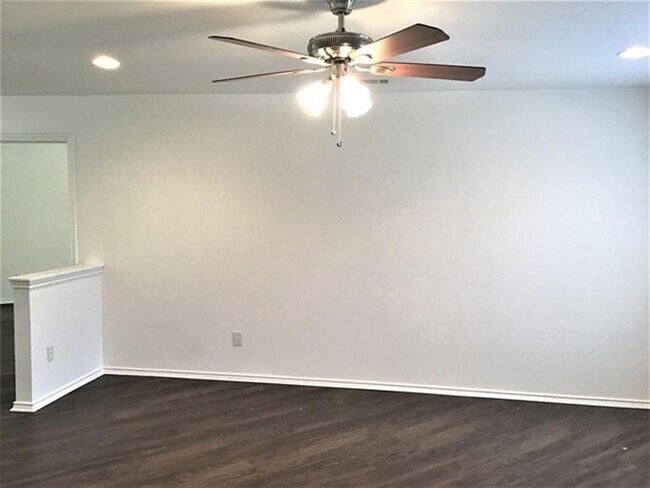 Building Photo - 15818 Shoreline Terrace Dr
