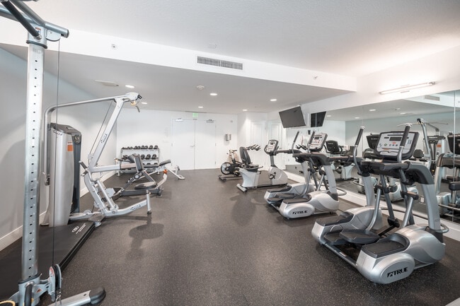 Building Photo - 475 Redwood St