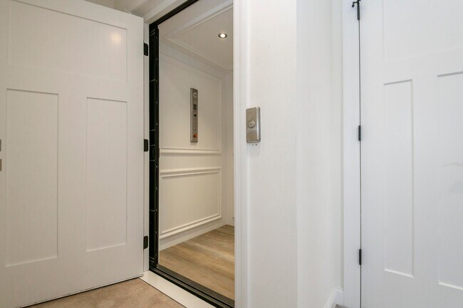 Building Photo - 208 Grand Ave