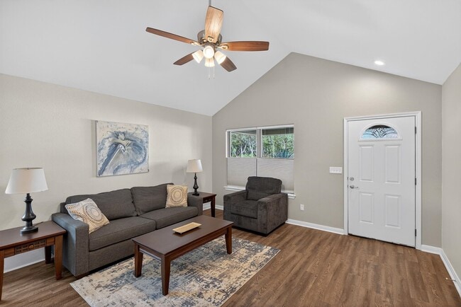 Building Photo - 830 Cypress Ln