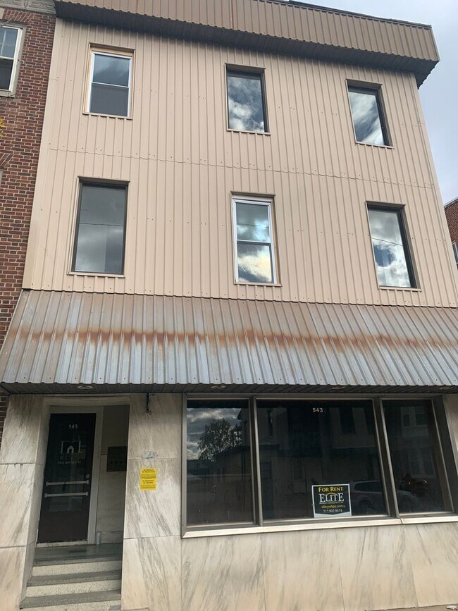 Primary Photo - 2nd Floor Modern Renovated 1 Bedroom Parki...