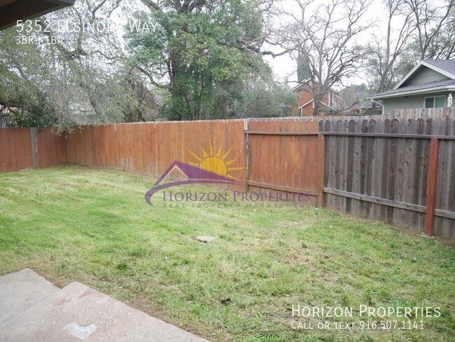 Building Photo - 3 Bed 1 Bath 1,006 sqft Duplex in Fair Oaks