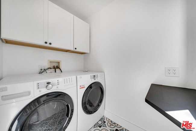 Building Photo - 8822 Rosewood Ave