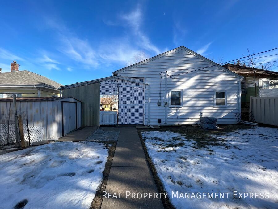 Building Photo - 3 Bed 1.5 Bath Near Downtown Sioux Falls