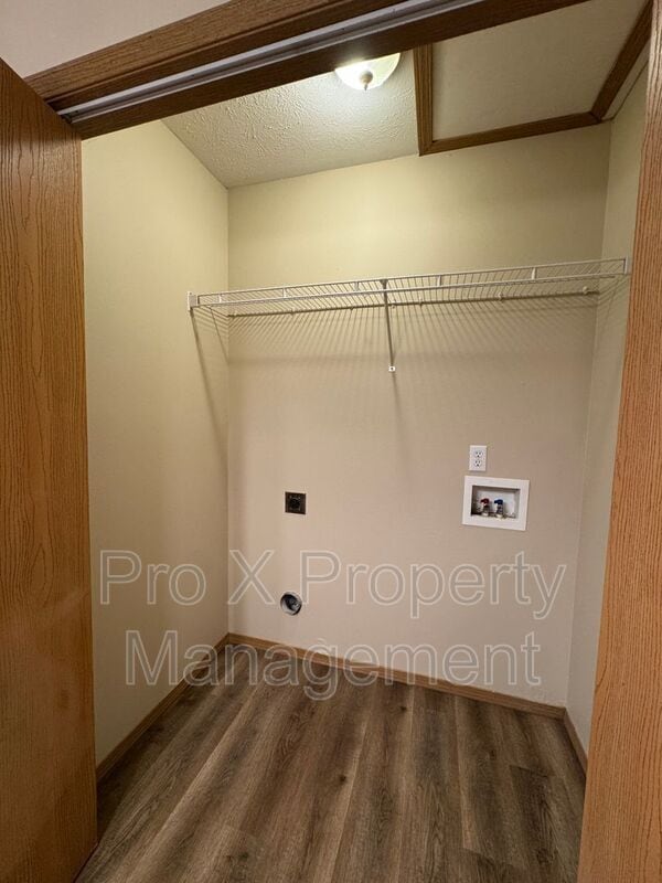 Building Photo - 2123 Southfork Dr