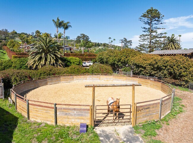 Building Photo - Discover Your Dream Sanctuary at Braemar Ranch, Yankee Farm!