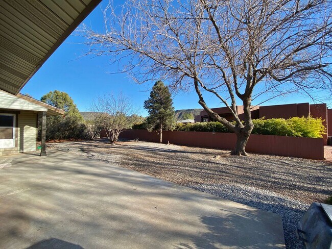 Building Photo - HOUSE - VILLAGE OF OAK CREEK