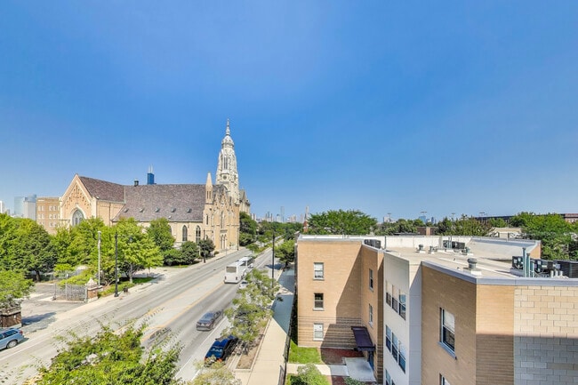 Building Photo - 1155 W Roosevelt Rd