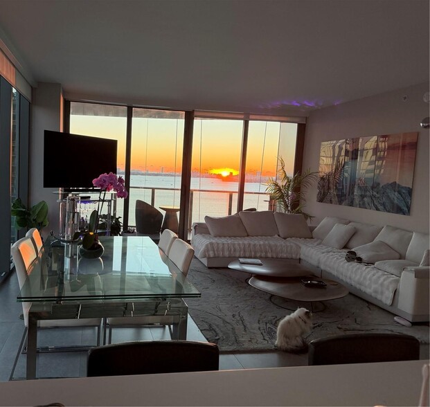 Building Photo - 460 NE 28th St