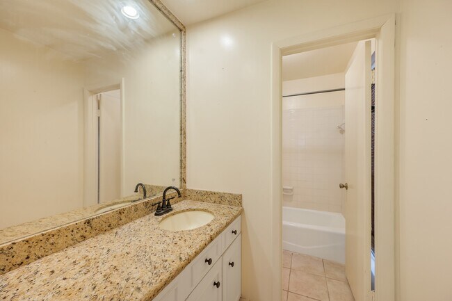 Building Photo - 4330 Willow Beach Dr