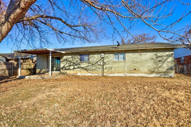 Building Photo - 4 bed house in Yukon!