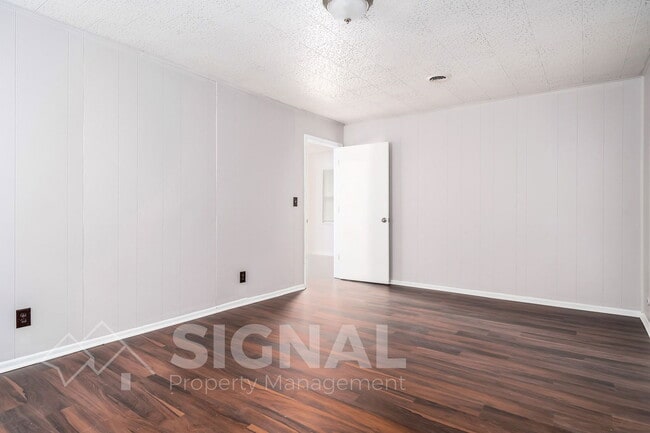 Building Photo - 515 8th Ave SW