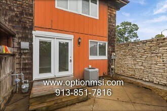 Building Photo - Freshly updated townhome in KCK