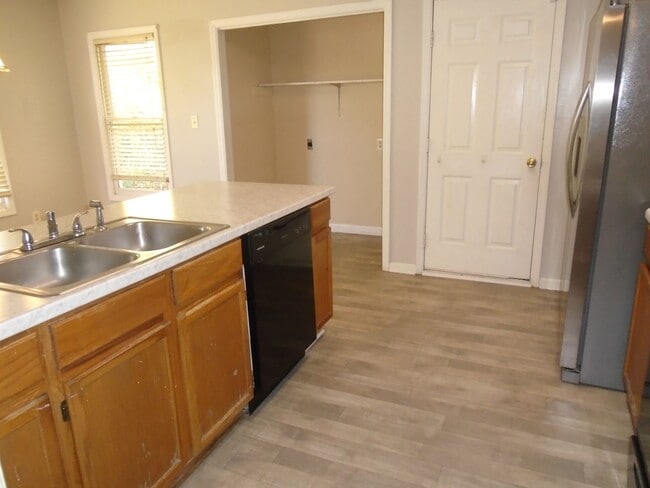 Building Photo - 3 bedroom in Hope Mills!