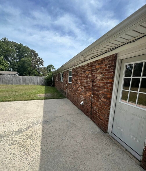 Building Photo - 1015 Routon Dr SW