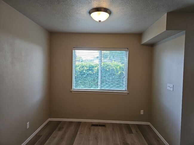 Building Photo - 1521 W Alexandra Ln