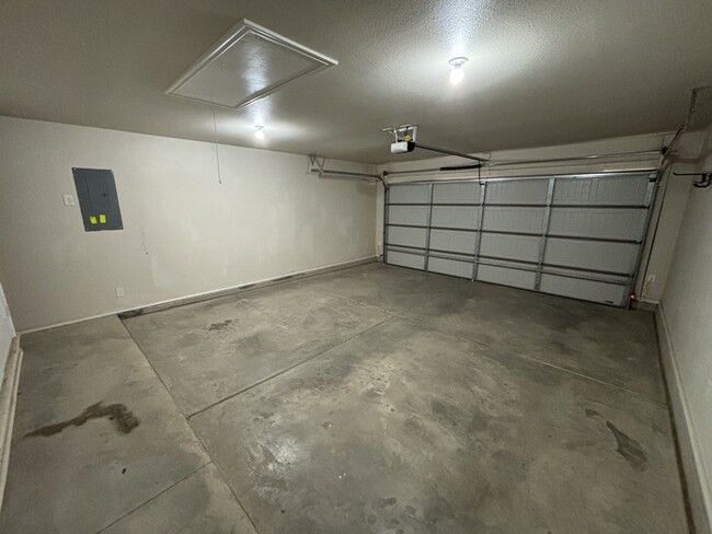 Building Photo - 3 bed 2 bath with 2 car garage located in ...