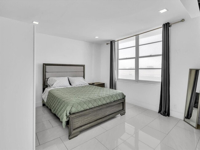 Building Photo - 3725 S Ocean Dr