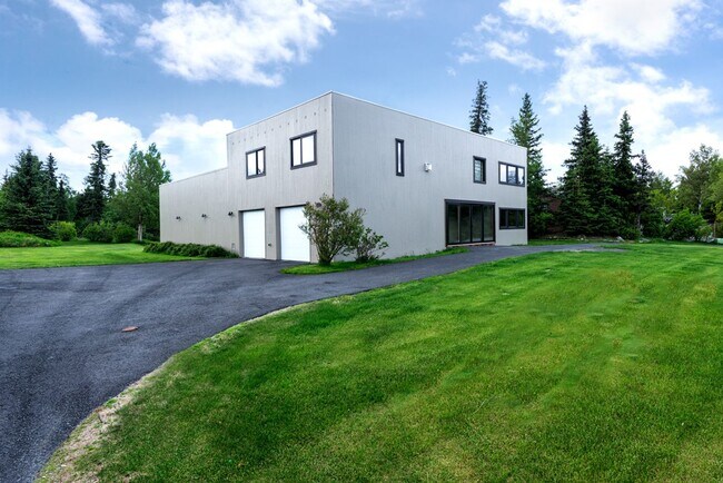 Building Photo - 11071 Mountain Lake Dr