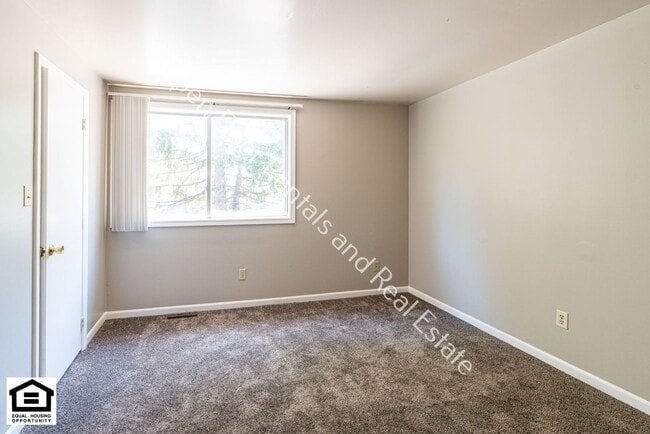Building Photo - 15030 Tally Ho Dr
