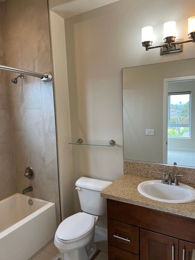 Building Photo - Modern 3 Bed/ 4 Bath, Detached, Private Dr...