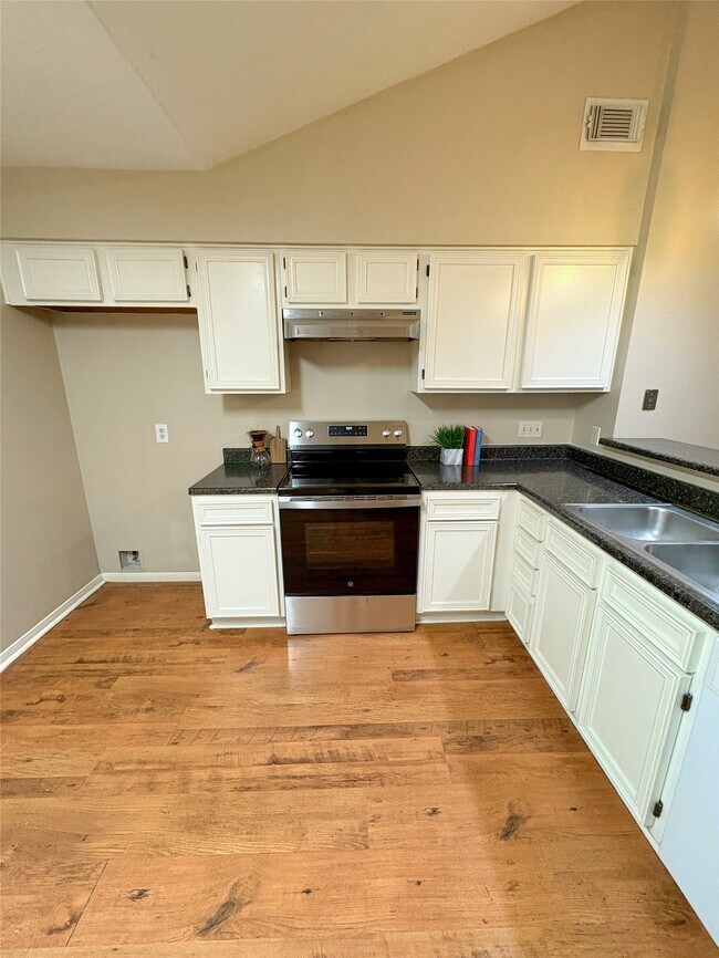 Building Photo - 1014 Stoneleigh Ct