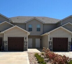 Building Photo - Charming 2 Bedroom, 2.5 Bath Townhome with...