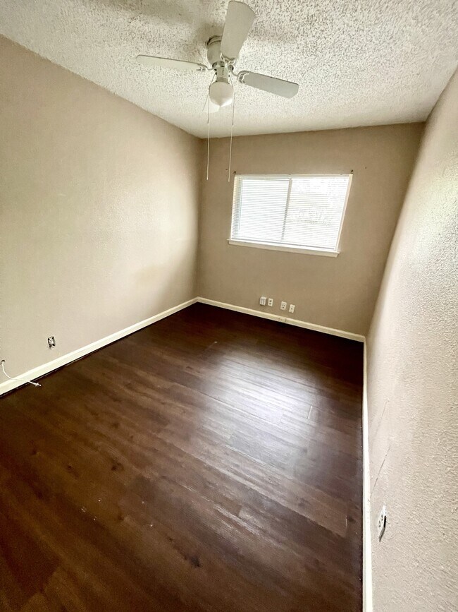 Building Photo - 1078 Honey Tree St