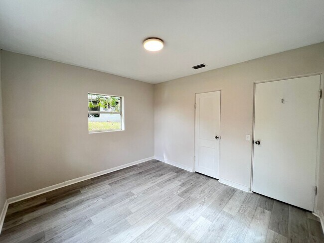 Building Photo - House in Deland