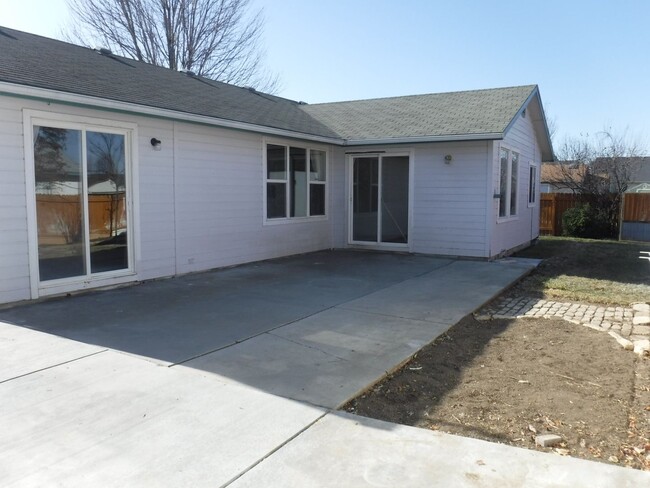 Building Photo - Charming 3 be 2 bath home on a corner lot,...