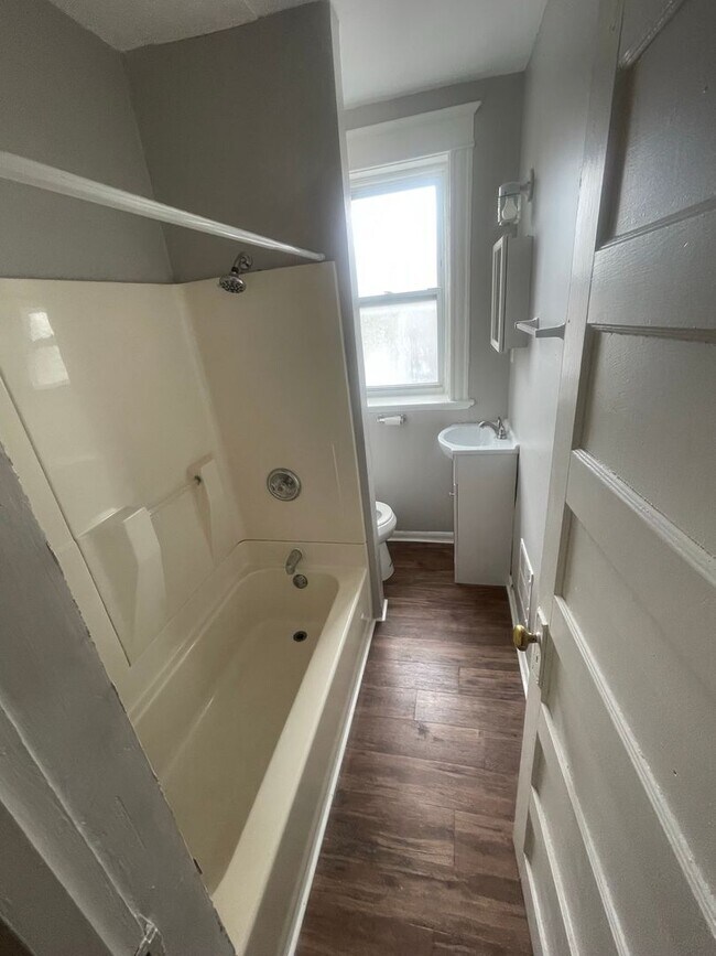 Building Photo - Coming Soon! One Bedroom Apartment with Wa...
