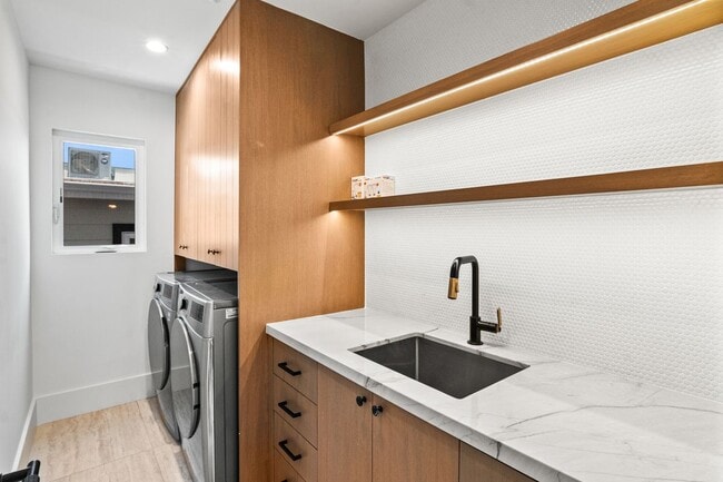Building Photo - 211 Topaz Ave