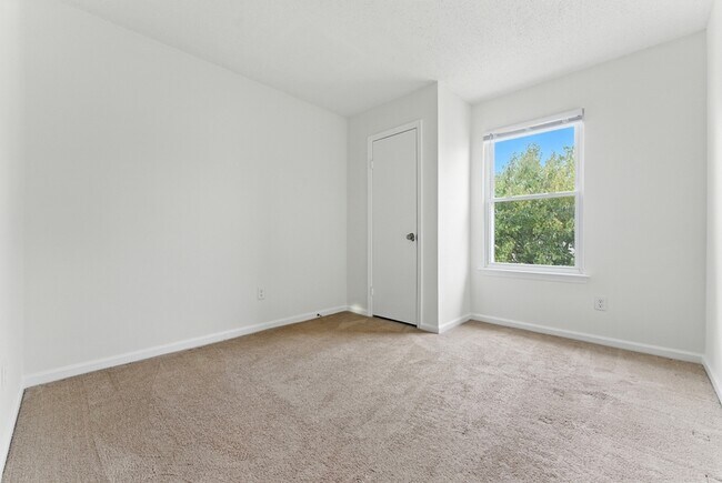 Building Photo - 1323 Longlac Rd
