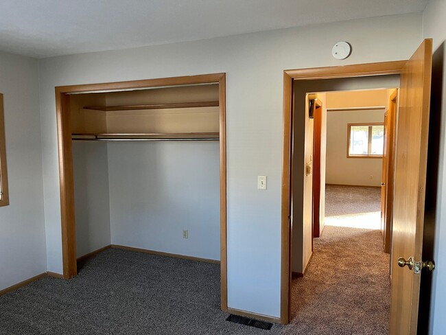 Building Photo - 911 N Center St