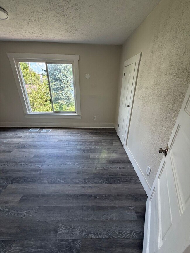 Building Photo - Fully Renovated 3BR Home