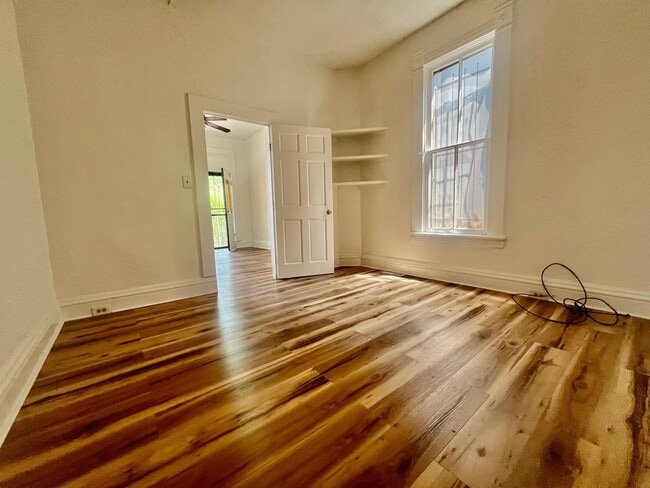 Building Photo - Available immediately. Charming 2 bedroom,...