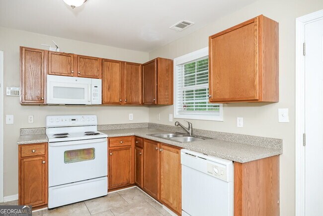 Building Photo - 2045 Ivy Ln