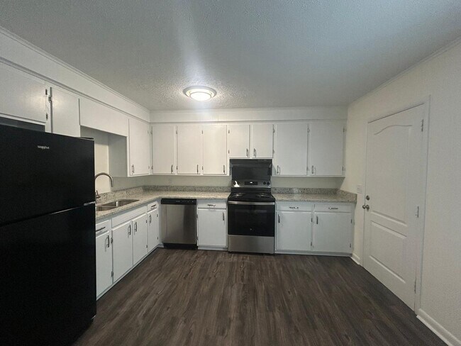 Building Photo - 4BR Home Minutes from Downtown & Fort Jackson