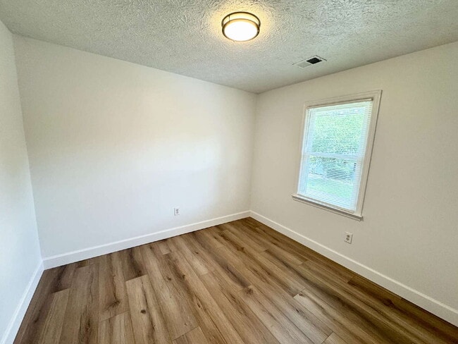 Building Photo - Easy living in Easley
