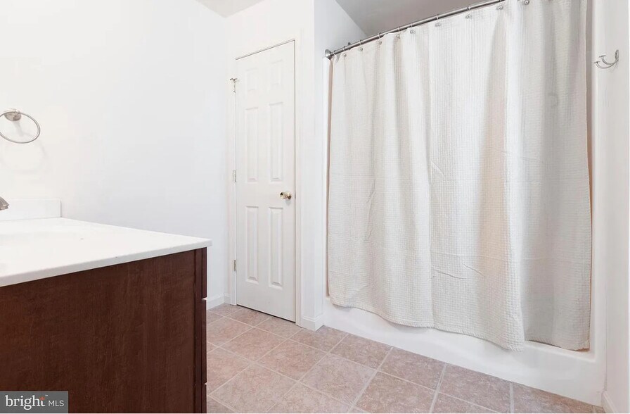 Building Photo - 504 W Perry St