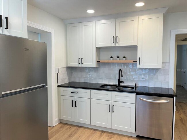 Building Photo - 309 W Palm Dr