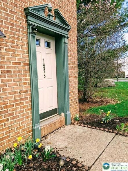 Building Photo - 1825 Falcon Dr