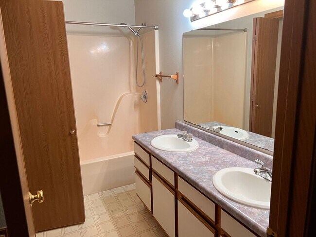 Building Photo - 4 Bed 2 bath near Riverside Drive