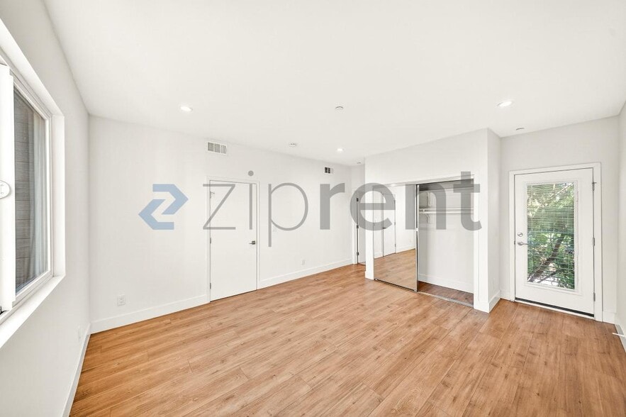 Building Photo - 5641 Riverton Ave