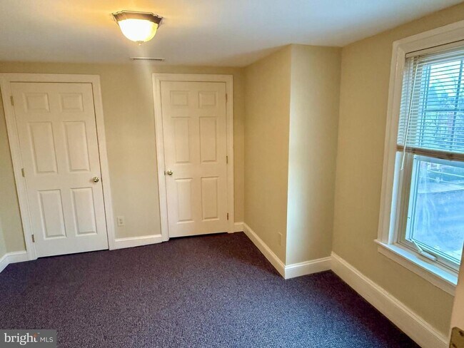 Building Photo - 101 King St