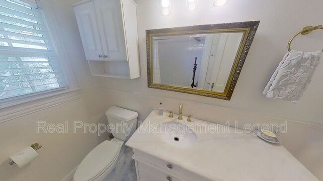 Building Photo - 5739 Kenwood Ave