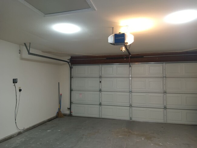 Building Photo - Stylish, Secure, and Pet-Friendly 3-Bedroo...