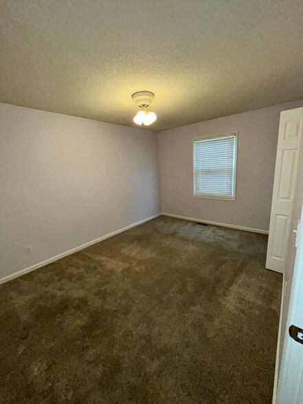 Building Photo - 1433 SW Highland Dr