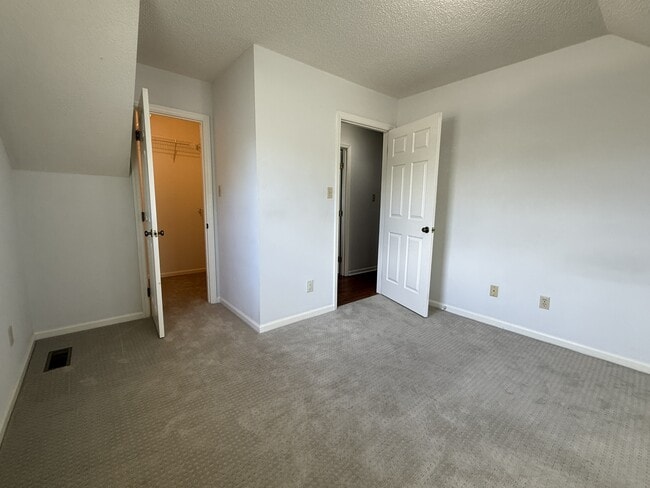 Building Photo - 36 Country Walk Dr