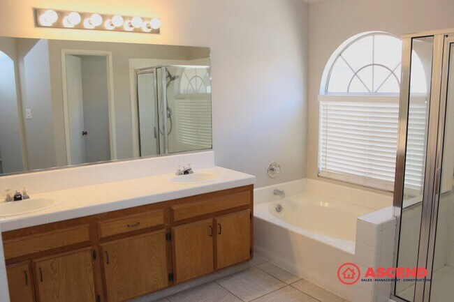 Building Photo - Beautiful 3 Bedroom Home Off Gosford!